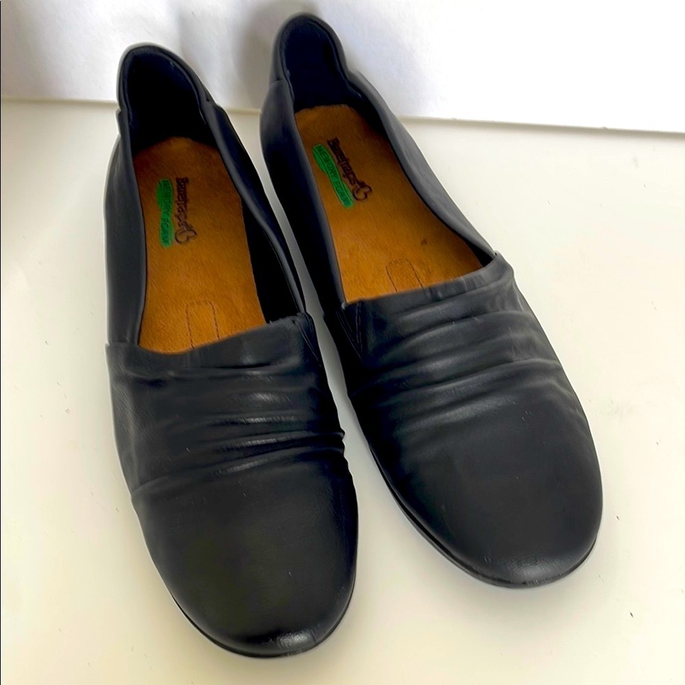 Baretraps Memory Foam Black Women's Slip-On Shoes Size 11 Slip On Pleated Top